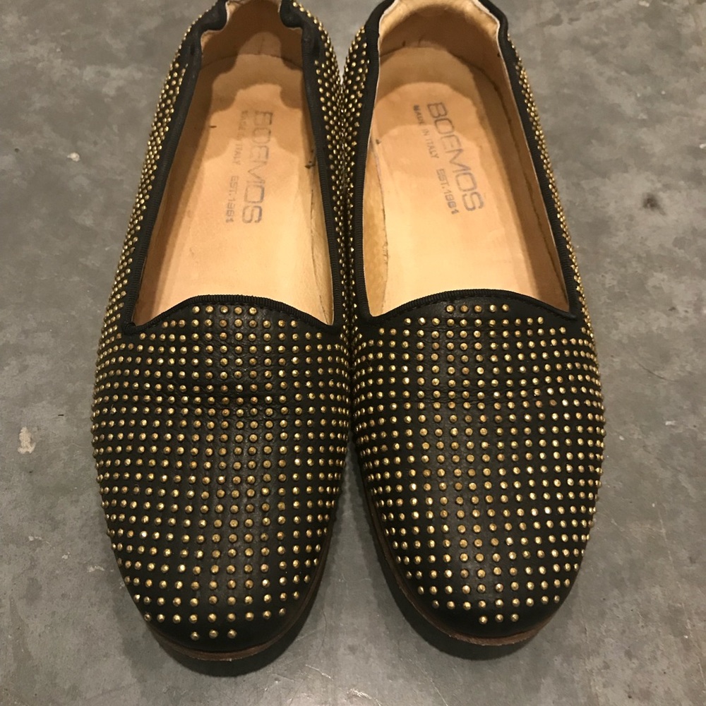 Flat shoes.